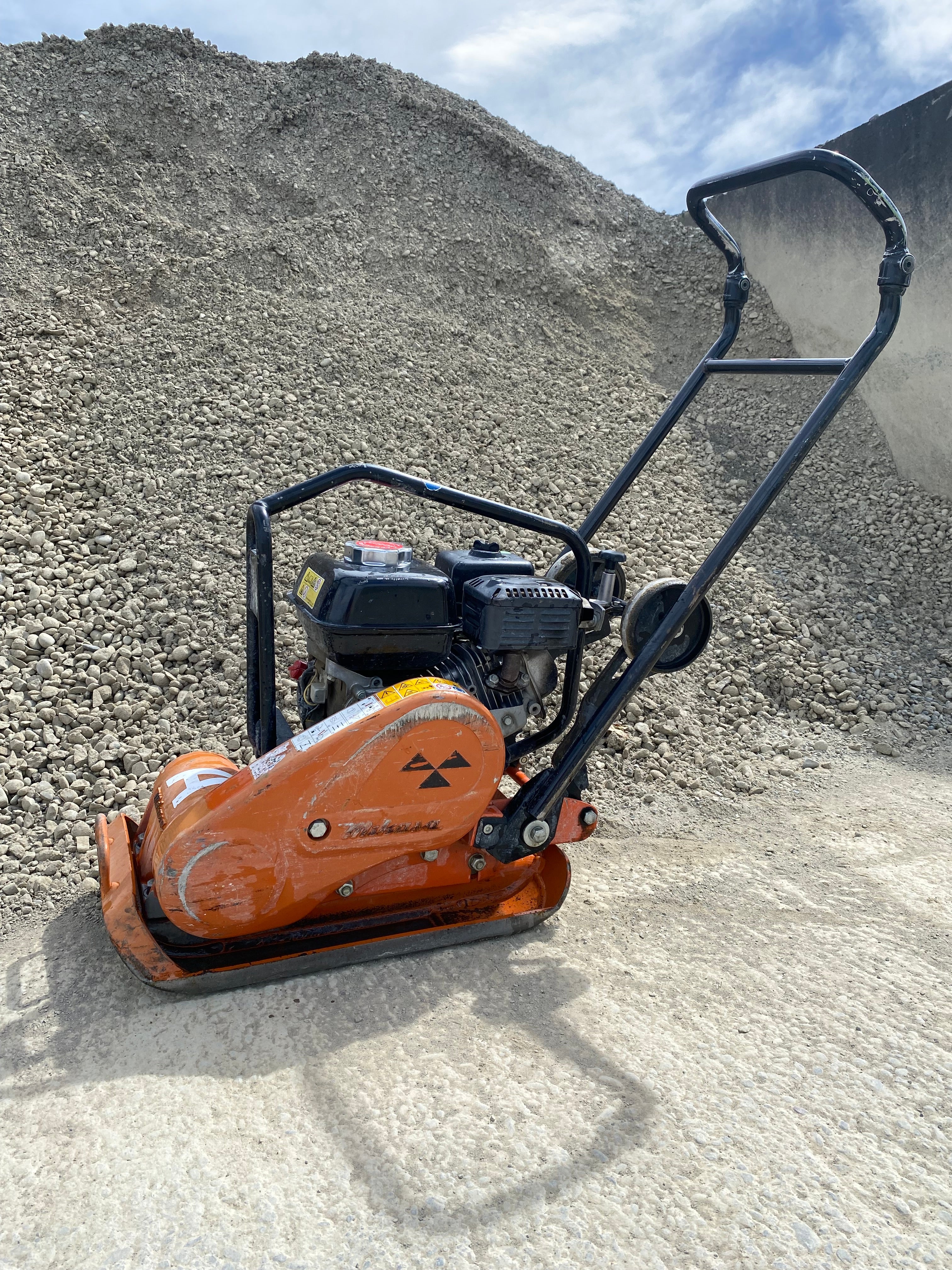 Plate Compactor 79kg Hire – Gardenmakers Landscape Supplies