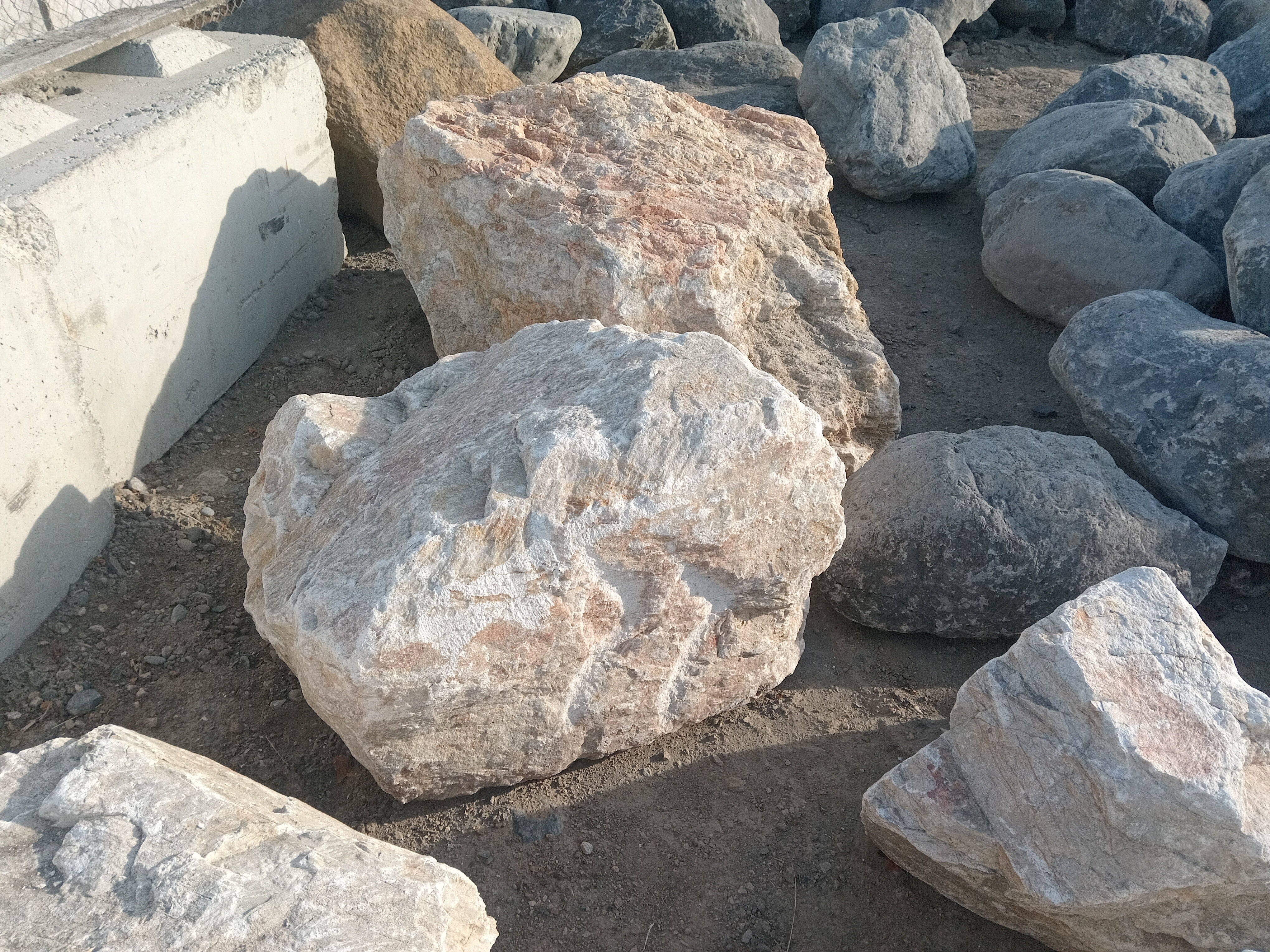 Riwaka Boulder – Gardenmakers Landscape Supplies